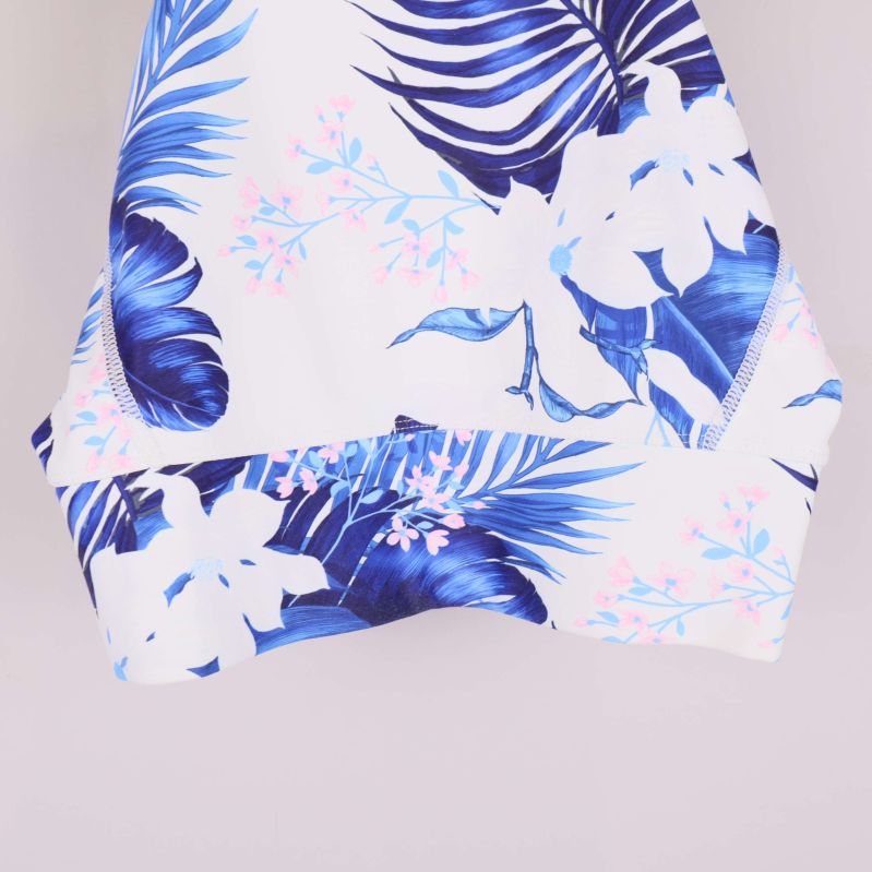 Nederkant på sport-bh med blomdetaljer i blått