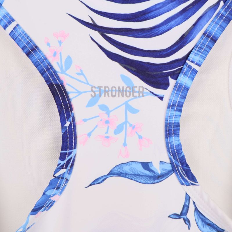 Närbild av ryggpartiet och logga Stronger