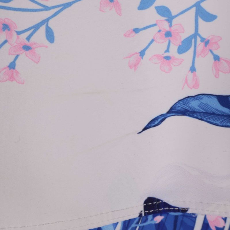 Närbild av blommönster och sömmar på sport-bh