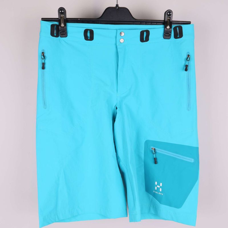 Turkosa shorts med dragkedjefickor framtill och en ficka på benet