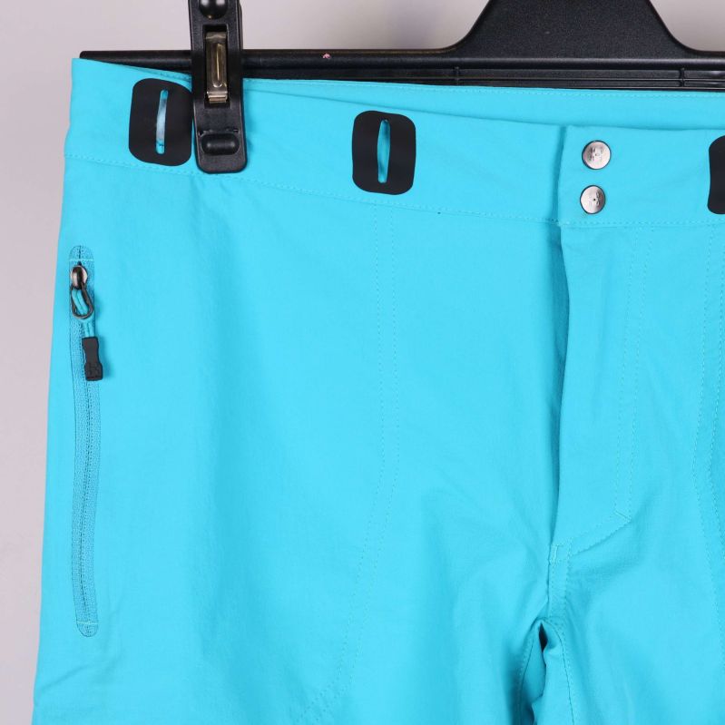 Närbild på midja och två dragkedjefickor framtill