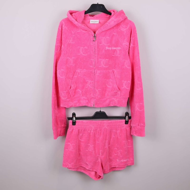 Rosa velourset med hoodie och shorts hängande mot ljus bakgrund