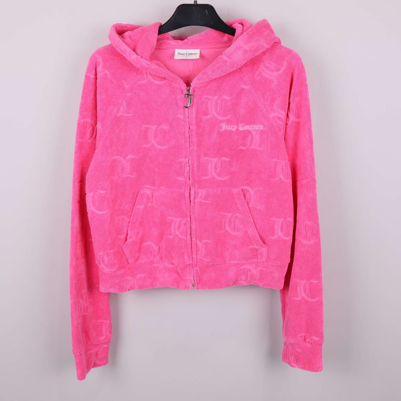 Framifrån, rosa hoodie i velour med JC-monogram och logga