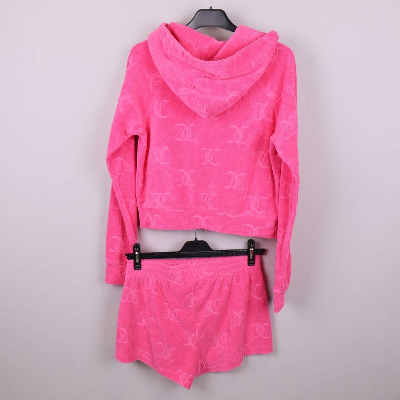 Baksida av rosa velourset med hoodie och shorts