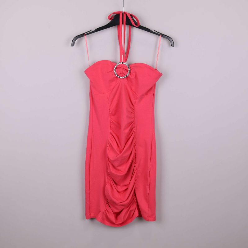 Kort rosa klänning med draperad front och ringdetalj