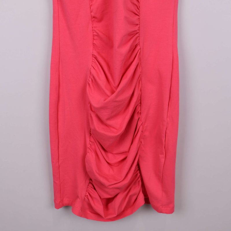 Nederdel av klänning visar tydlig rynkning framtill