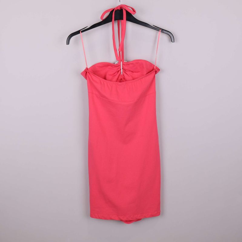 Baksida av kort klänning med tunna axelband