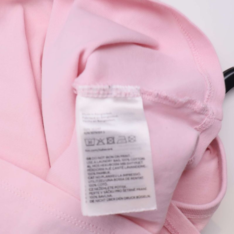 Materialetikett invändigt på rosa crop top