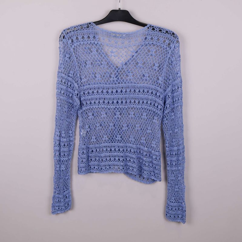 Baksidan av ljusblå virkad cardigan visas på galge