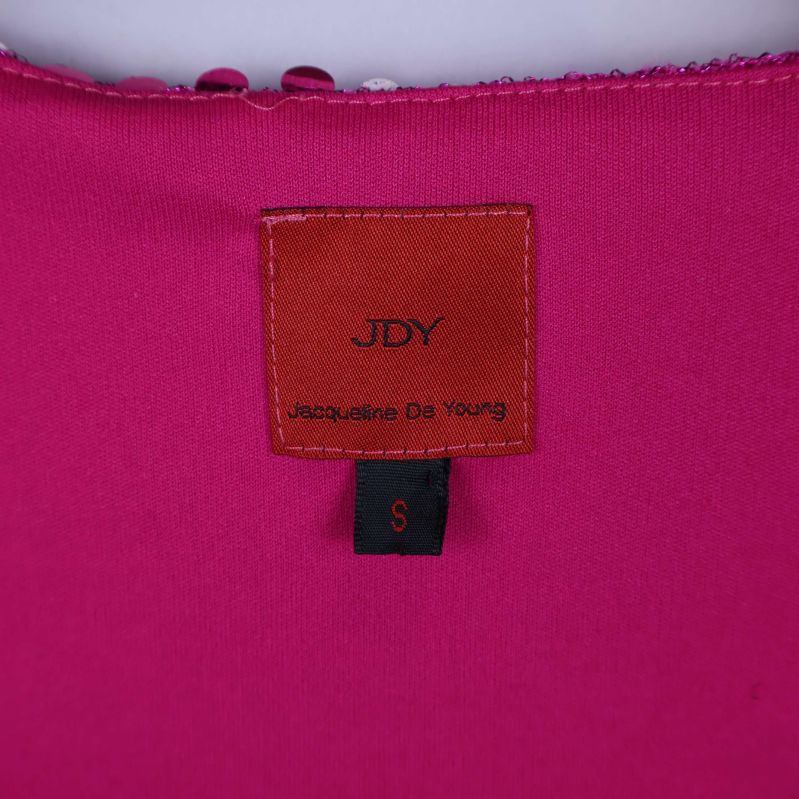 Närbild av etikett med JDY och storlek S