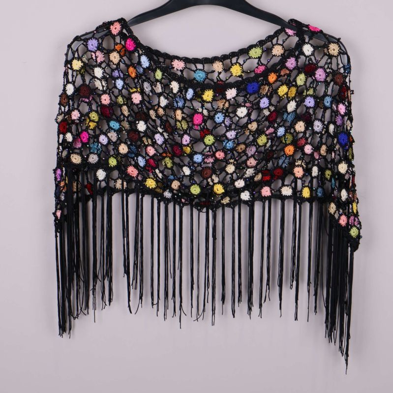 Virkad poncho med färgglada blommor och långa svarta fransar
