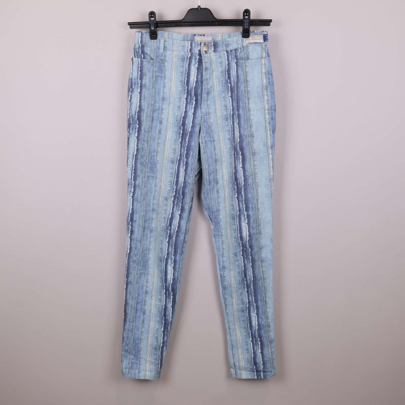 Ljusblå jeans med vertikala ränder upphängda på galge