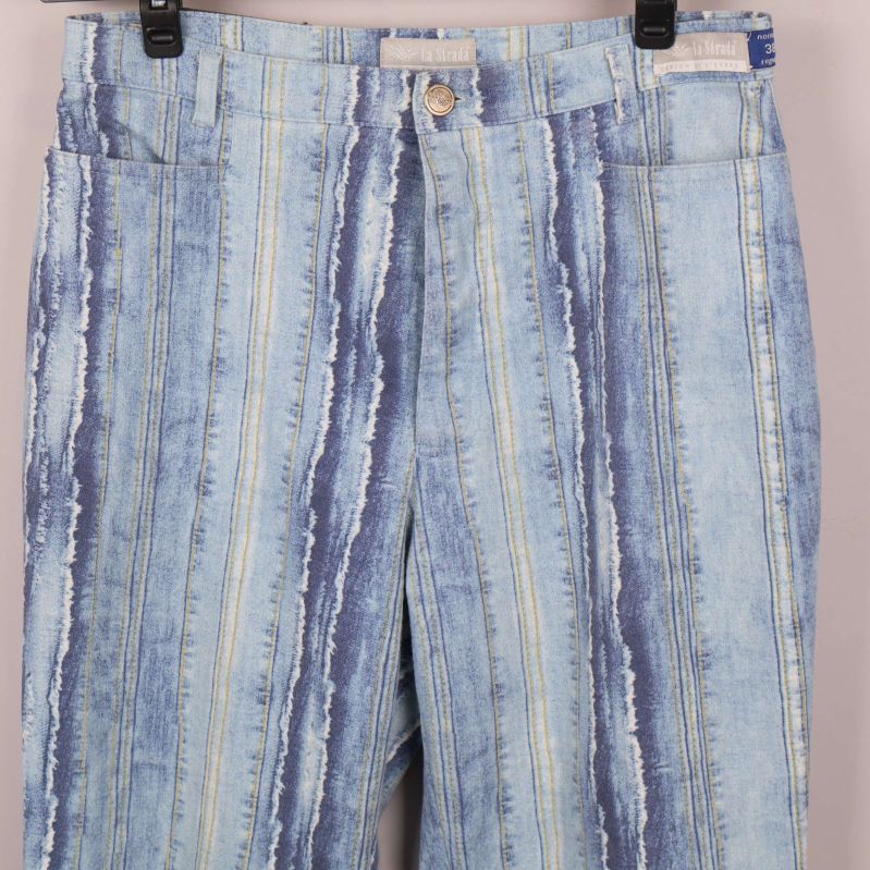 Närbild på jeansens midja och ränder samt knappstängning