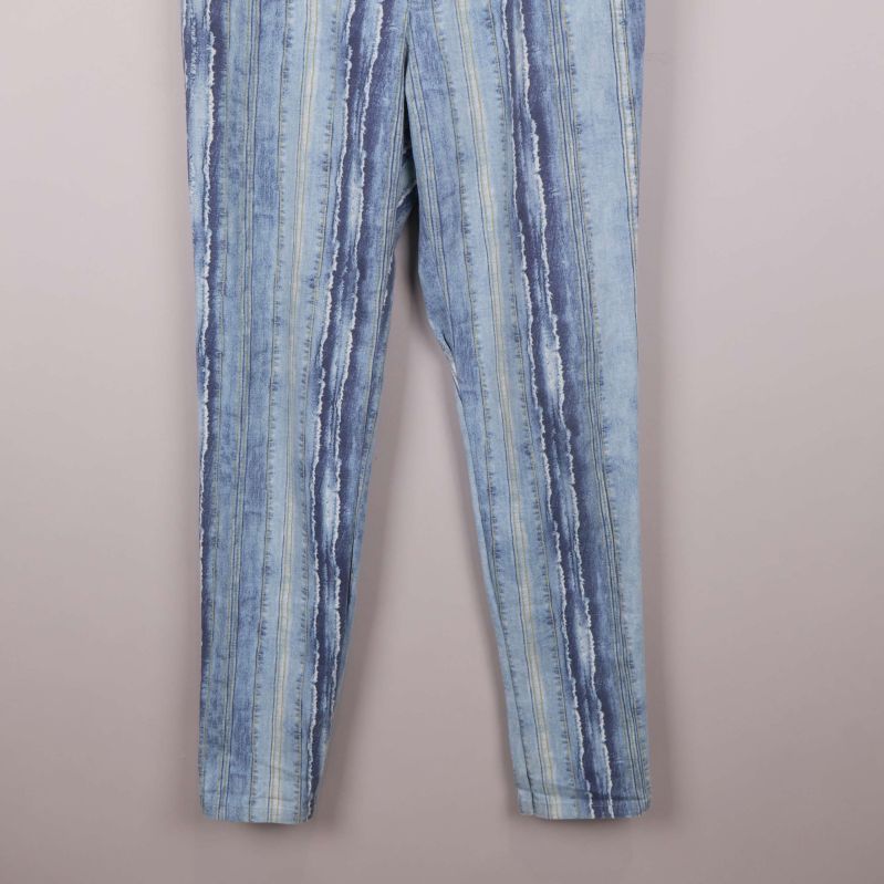 Nedre delen av jeansbenen i smal passform och randigt mönster