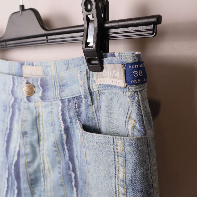 Närbild på ficka och storlekslapp med storlek 38