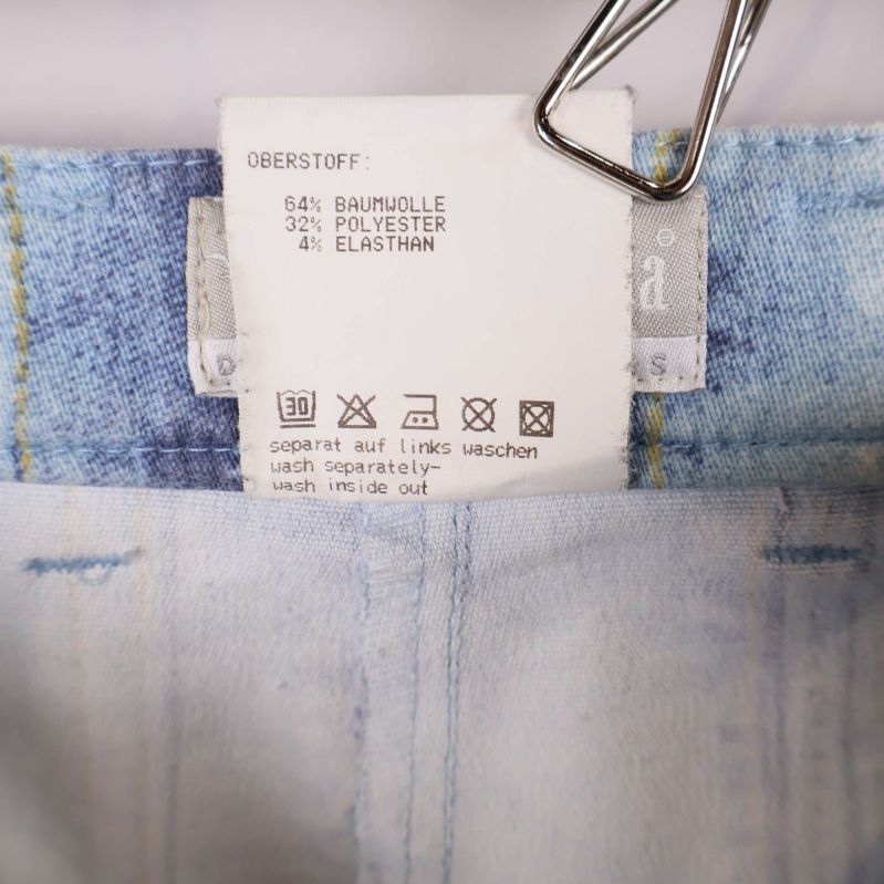 Materiallapp som visar sammansättning: bomull, polyester, elastan