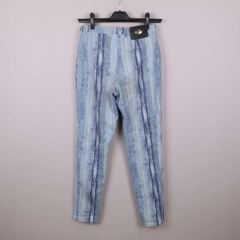 Baksida av jeansen med randigt mönster och etikett vid linningen