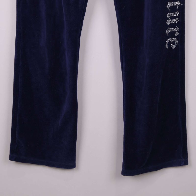 Nedre delen av blå velourbyxor med raka ben