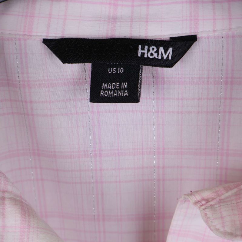 Närbild på H&M etikett med storlek och ursprung