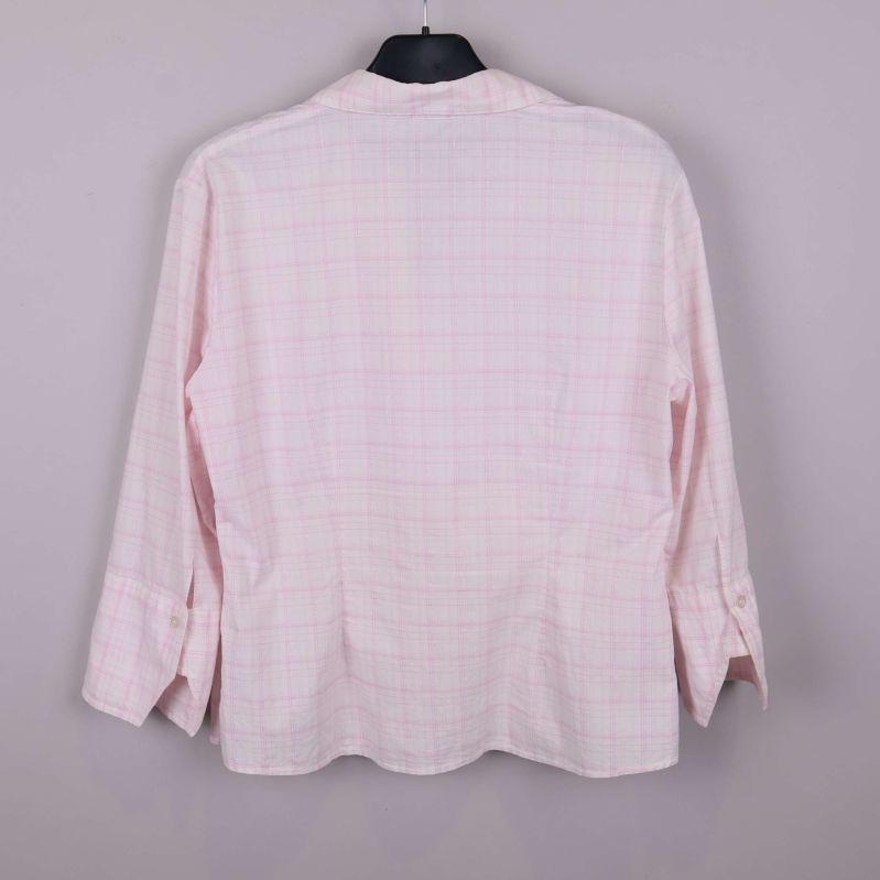 Baksida av ljusrosa rutig skjorta med knappslå