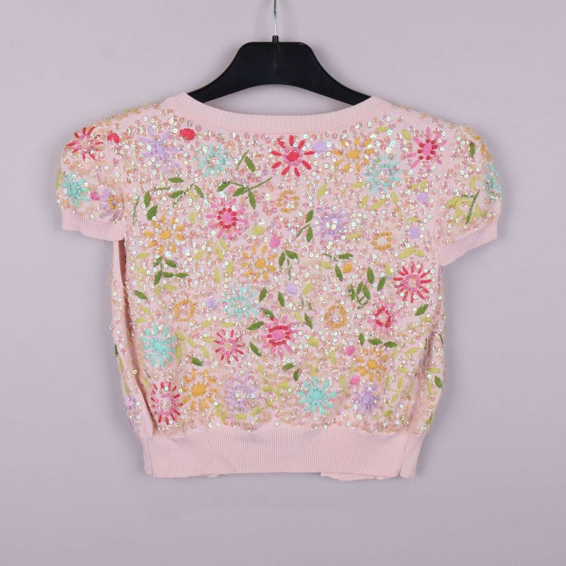 Baksidan av kort kofta med blommigt broderi och paljetter