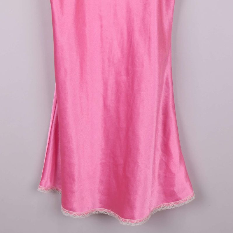 Nedre delen av rosa nattlinne med spetskant
