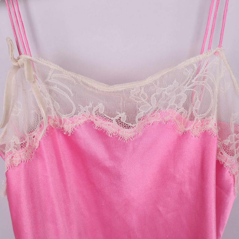 Närbild framstycke rosa nattlinne med spets