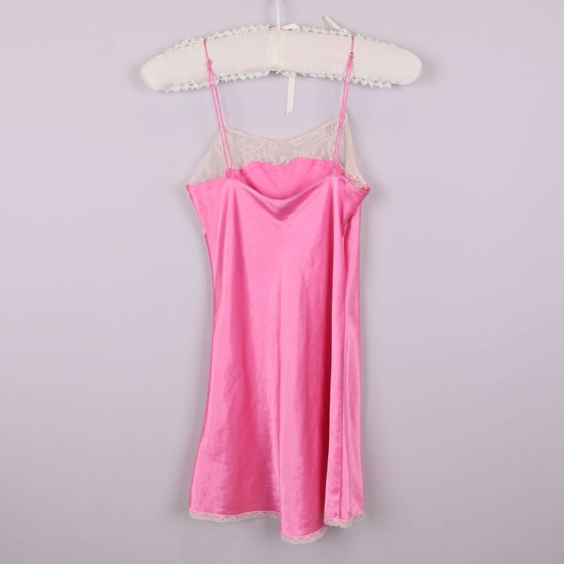 Baksidan av rosa nattlinne med spets och tunna axelband