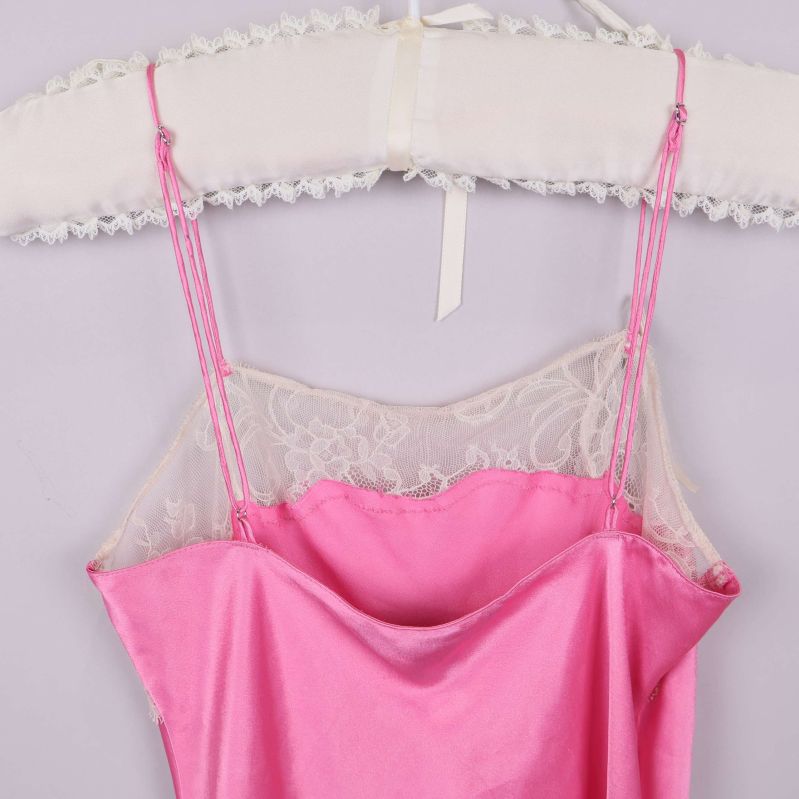 Närbild bakstycke nattlinne med spets