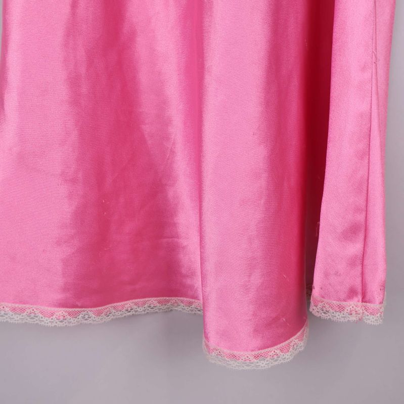 Nederkant av rosa nattlinne med spets och glansigt tyg