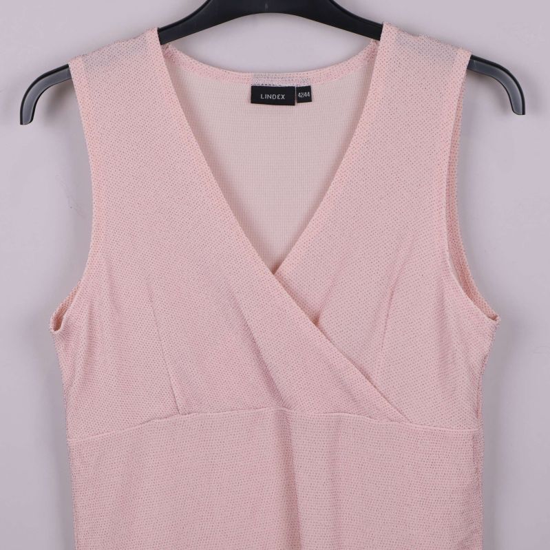 Närbild ljusrosa omlottlinne vid ringningen