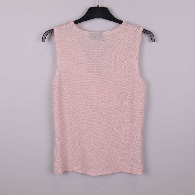 Ljusrosa linne bakifrån, visad på galge