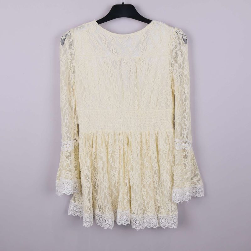 Baksidan av helspetsblus med lång ärm och spetskant