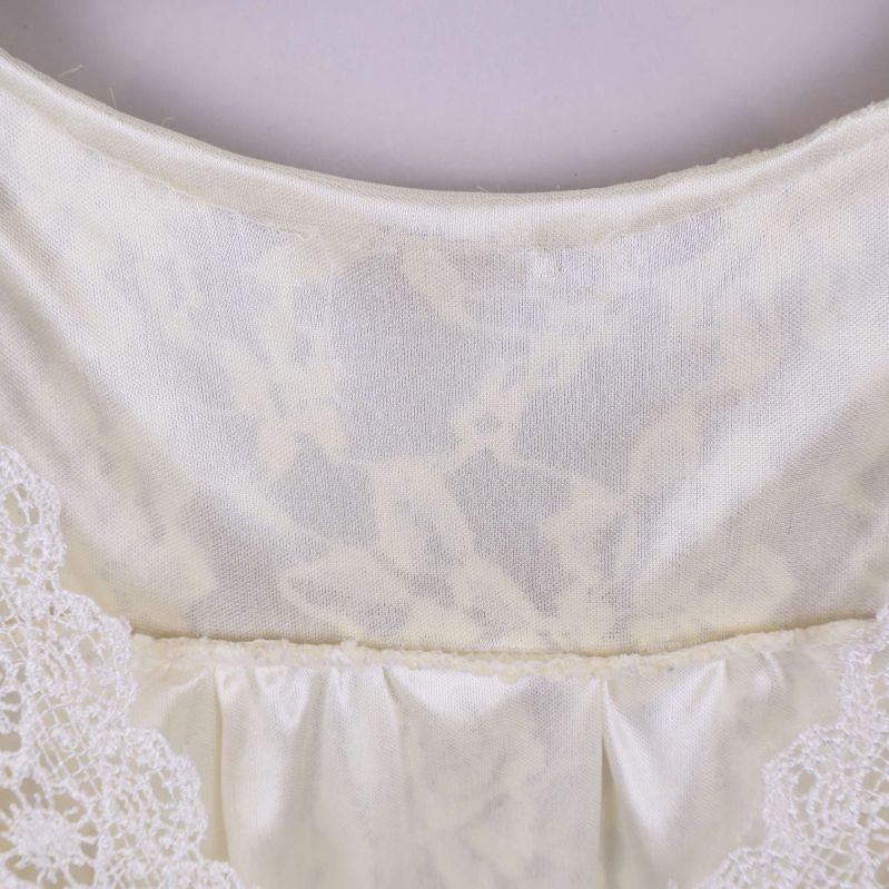 Närbild på insidan av spets och foder vid halsen