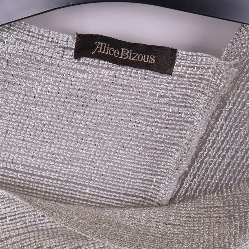 Närbild på etikett Alice Bizous på poncho