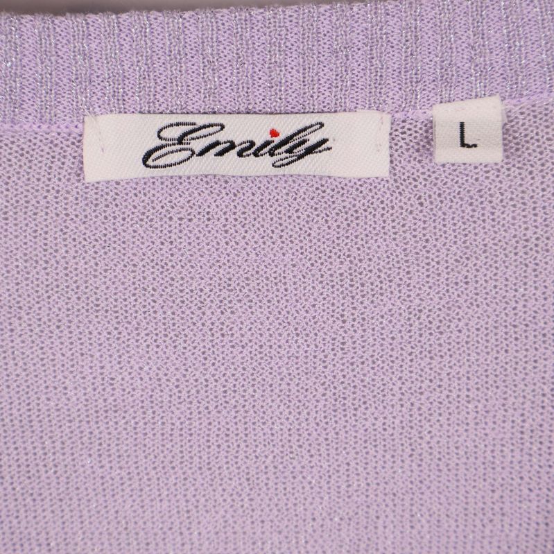 Etikett med texten Emily och storlek L på lila topp