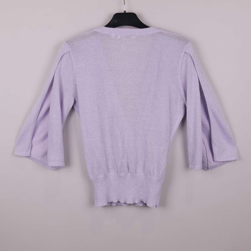 Lila glittrig topp sedd bakifrån med vida ärmar