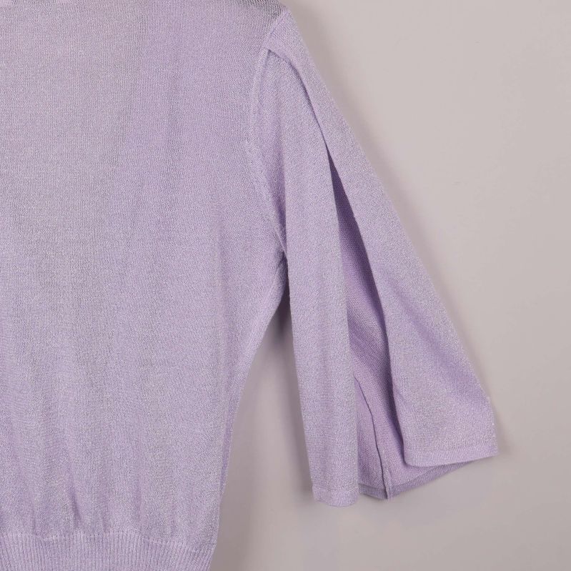 Närbild på baksidan av glittrig lila topps ärmar