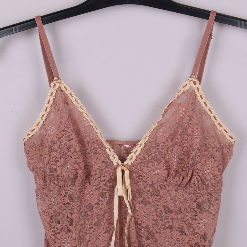 Närbild av spetslinne med dekorativ rosett och spetskant