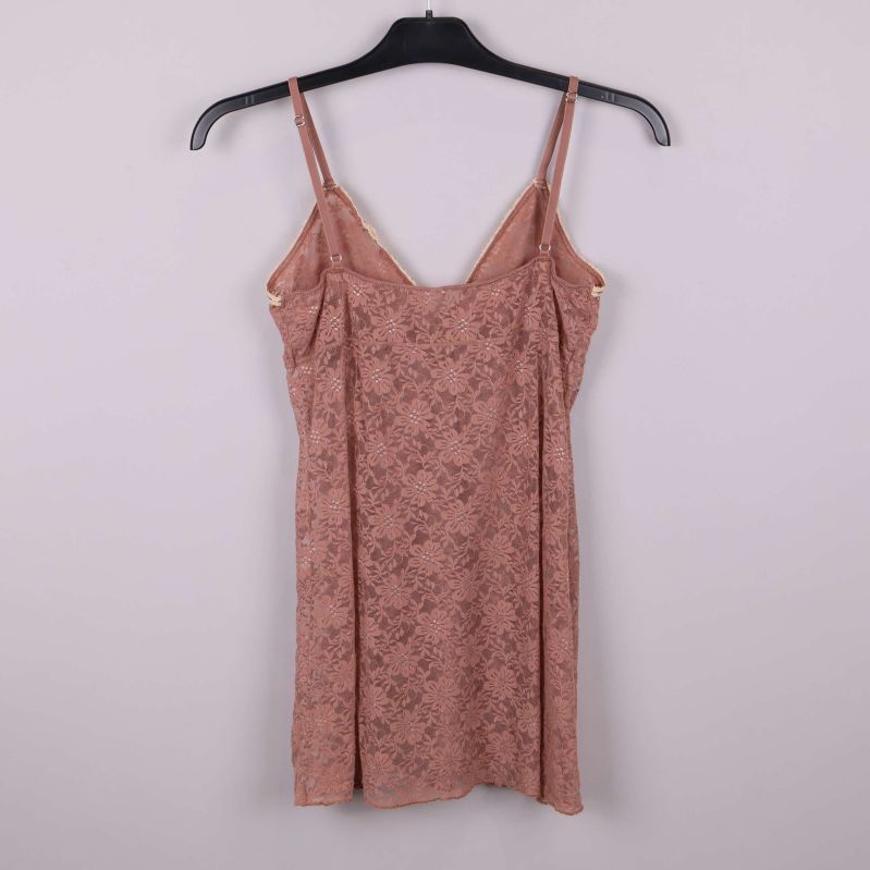 Baksida av spetslinne med elastiska axelband