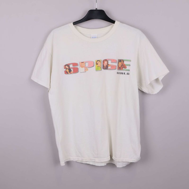 Vit t-shirt med Spice Girls-tryck, hängande på galge