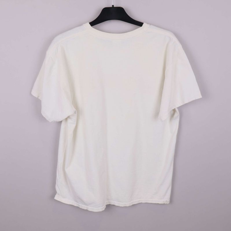 Baksida på vit t-shirt utan tryck eller dekoration