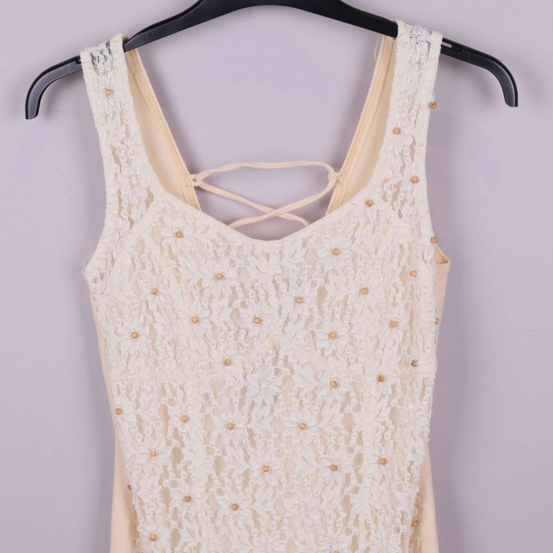 Närbild av spetsen med små pärlor och blommönster