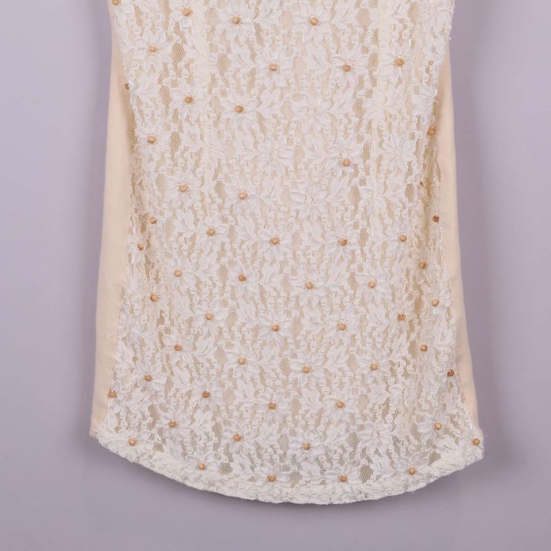 Nederdel av linnet med spets och pärldetaljer