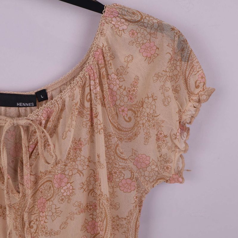 Axelparti på blus med kort ärm och små volanger