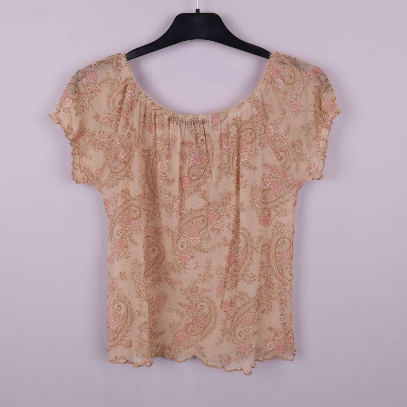 Baksidan av blus med paisleymönster och rundad hals