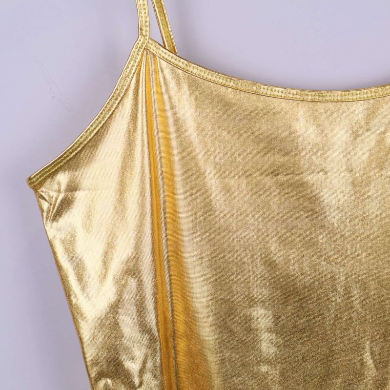 Närbild på glansigt tyg och sömmar på toppen