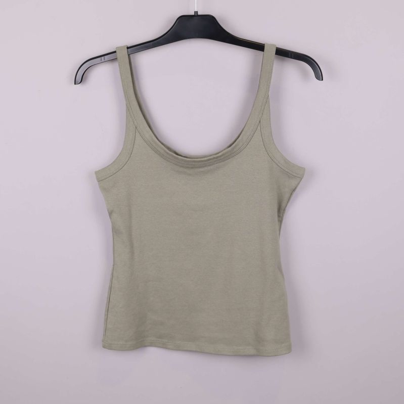 Beiget ribbat linne med breda axelband på galge