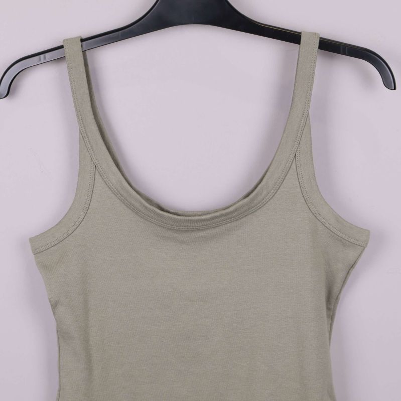 Närbild av linnets halsringning och axelband