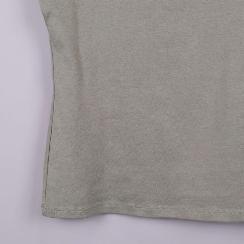 Nederdel av ribbat beigt linne visas nära